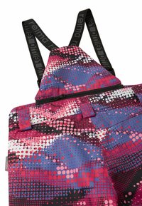 Kolorowy kombinezon narciarski z mieszanką różowych, fioletowych i czarnych kropek, regulowanymi paskami i kieszenią z zamkiem błyskawicznym z przodu. Tkanina o fakturze.