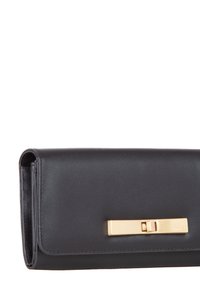 Portefeuille en cuir noir avec une texture lisse, de forme rectangulaire et un accent de fermoir en ton doré. Dispose d'un design à rabat pour la fermeture.