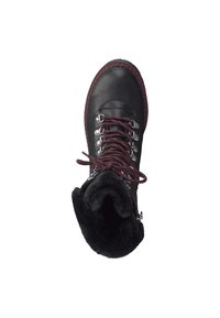 Bota de senderismo de cuero negro con acentos y cordones rojos, forro suave en el cuello, ojetes de metal y una suela resistente para tracción.