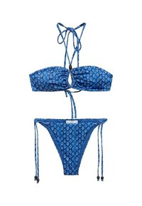 Blå bikini med ett mönstrat bandeau-topp som har justerbara knytband och matchande lågt skuren botten med sidoknytningar och dekorativa pärlor.