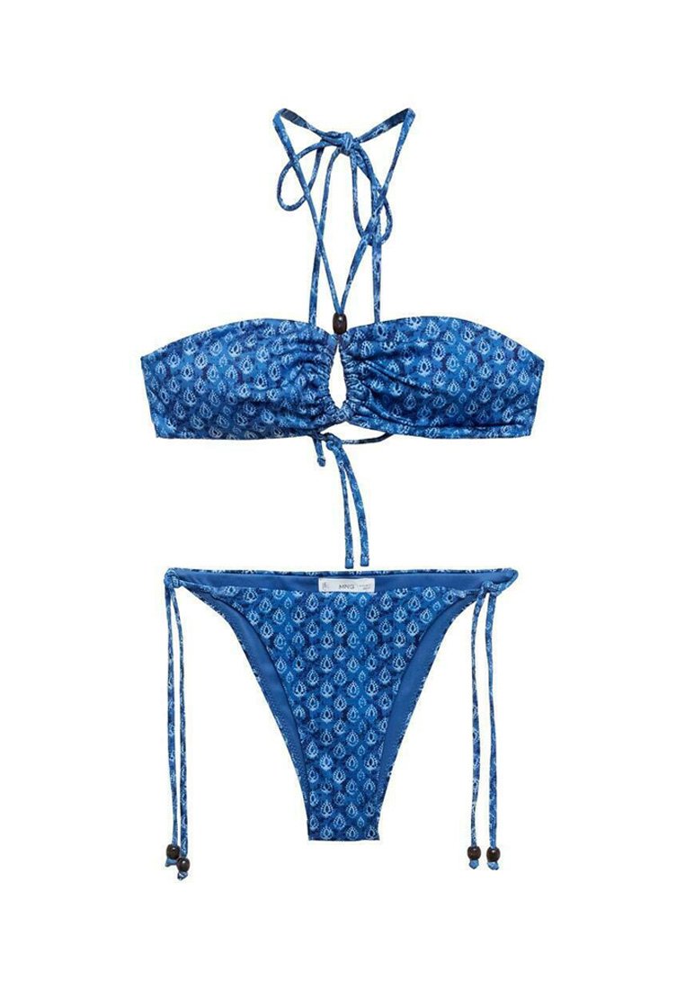 Blå bikini med ett mönstrat bandeau-topp som har justerbara knytband och matchande lågt skuren botten med sidoknytningar och dekorativa pärlor.