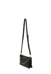 Sac à main en cuir noir avec un accent en chaîne et une bandoulière ajustable. Il possède une fermeture zippée et un design structuré avec une texture lisse.