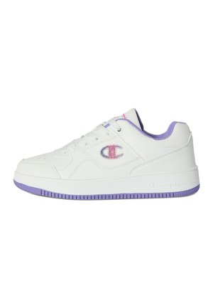 Baskets basses blanches avec doublure intérieure et semelle violettes, arborant un logo "C" multicolore sur le côté et un devant lacé.
