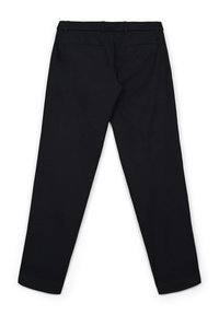 Pantaloni neri con un design a gamba dritta, caratterizzati da una texture della stoffa liscia, passanti per cintura e due tasche posteriori. Stile minimalista.
