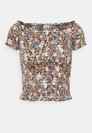 Bloes met bloemenprint en geplooide smocking, off-shoulder ontwerp, met een patroon in zwart, groen, oranje en paars, een gegolfde zoom en korte pofmouwen.