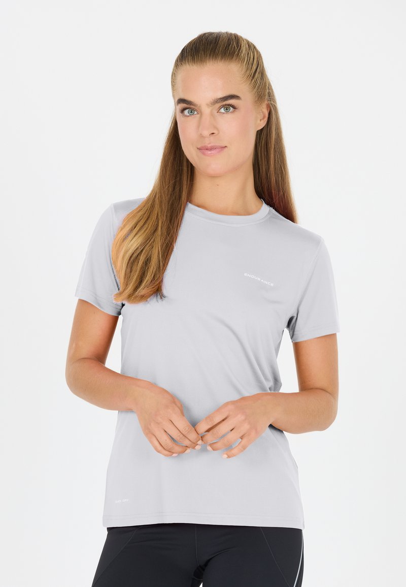 Grå kortärmad träningströja i fukttransporterande material, med rund halsringning och en diskret logotyp på framsidan.