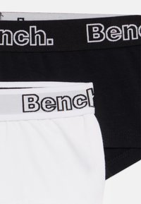 Két pár Bench márkájú fehérnemű, az egyik fekete, a másik fehér, elasztikus derékpánttal, amelyen a márkaneve ellentétes színben látható.