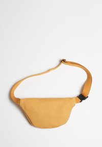 Marsupio in tessuto giallo con forma curva, dotato di una tracolla regolabile e dettaglio in plastica nera con chiusura a fibbia. Texture liscia, design minimale.