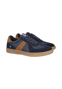 Zapatillas de ante azul marino con detalles en marrón, punta redonda y suelas de goma. Presentan cordones grises y una marca en la lengüeta. Diseño ligero y casual.