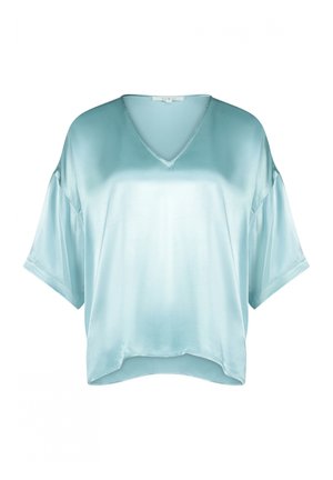 Lichtblauwe satijnen blouse met een V-hals, korte drop sleeves en een ontspannen pasvorm; gladde textuur met een lichte glans.