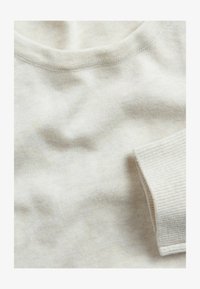 Ausgewählt, off-white