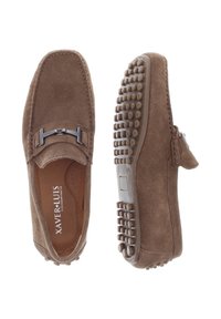 Braune Wildleder-Slipper mit einem silbernen Verbindungselement, strukturiertem Laufsohle und Gummistollen für besseren Halt sowie einem glatten Innenfutter.