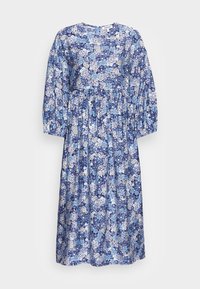 Modrá květinová midi šaty s dlouhými nadýchanými rukávy, kulatým výstřihem, nařaseným pasem a kombinací světlých a tmavých modrých květinových vzorů.