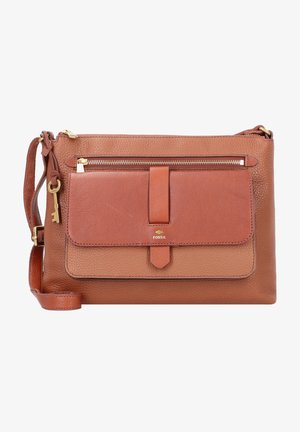 Brązowa skórzana torba typu crossbody marki Fossil z przednią kieszenią na zamek, kieszenią z klapką i zapięciem na pasek oraz regulowanym paskiem na ramię z ozdobą w kształcie klucza.