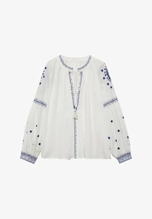 Witte blouse met lange mouwen, voorzien van blauwe geborduurde bloemenpatronen, een knoopsluiting aan de voorkant, een ronde halslijn en gathered mouwen. Lichtgewicht materiaal.