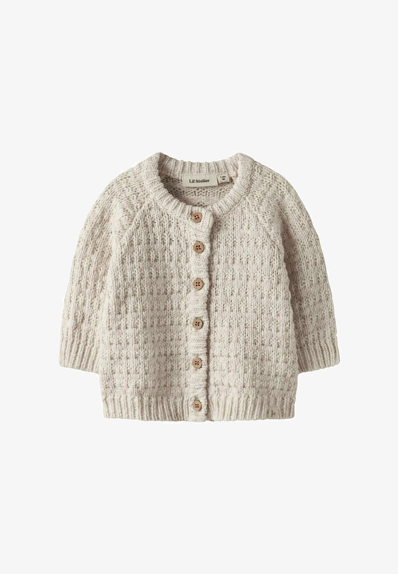 Cardigan pour bébé en maille couleur crème avec six boutons en bois, manches longues, motif texturé, et étiquette "Lil' Atelier" à l'intérieur du col.
