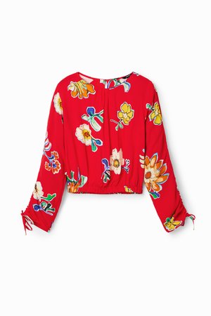 Blouse rouge à fleurs courtes avec manches longues, ornée de fleurs multicolores, avec un taille élastique et des détails à nouer aux poignets.
