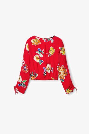 Raudona gėlių trumpa palaidinė ilgomis rankovėmis, su daugiakultūrėmis gėlėmis, elastingu juosmeniu ir raištelių detalėmis ant rankovių.