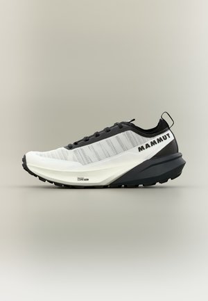 Weißer und schwarzer leichter Sportschuh mit Mesh-Obermaterial, dicker Sohle und "Mammut"-Markierung an der Seite, entwickelt für Outdoor-Aktivitäten.