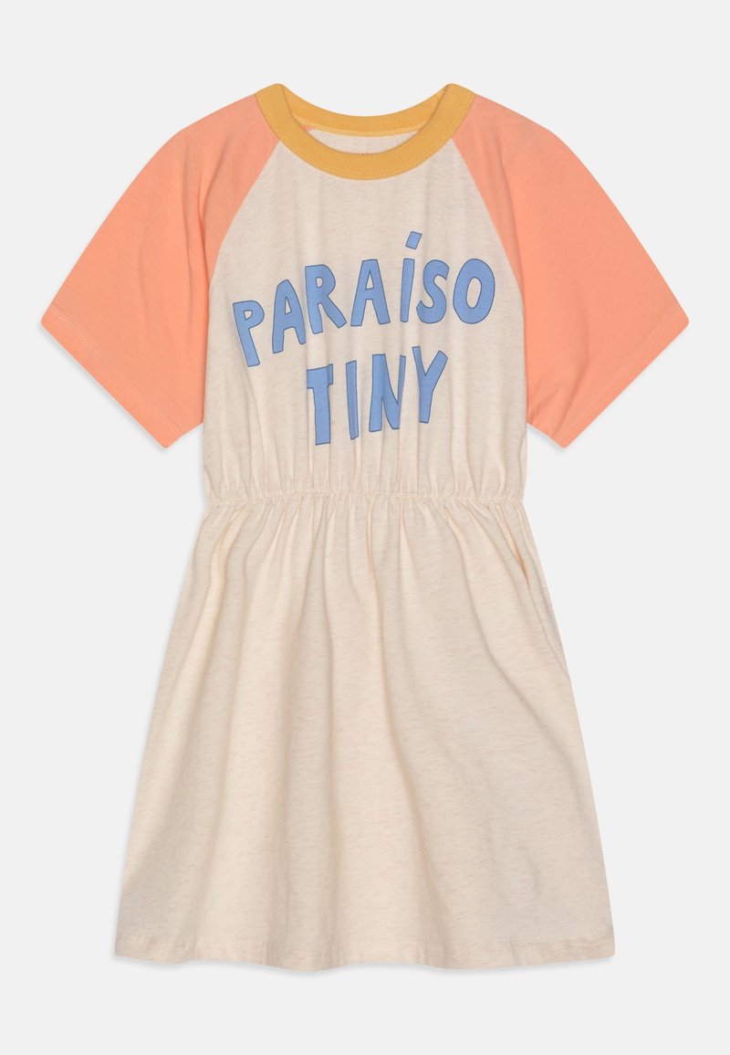 Robe courte à manches courtes couleur crème avec manches pêche, col jaune, taille froncée et texte bleu « PARAÍSO TINY » sur la poitrine.