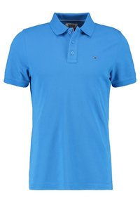 Polo en coton bleu vif avec col classique, patte de boutonnage à deux boutons et petit logo brodé sur la poitrine gauche. Manches courtes.