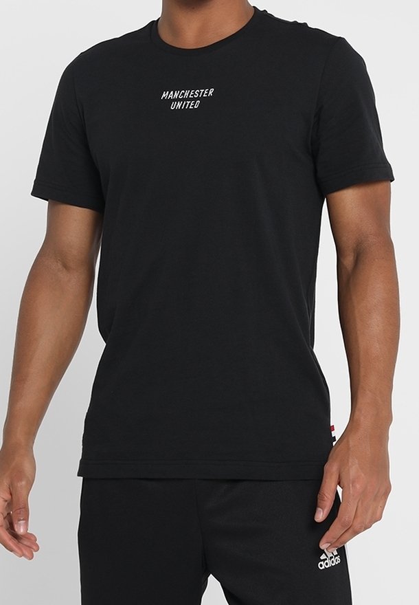Czarna bawełniana koszulka T-shirt z krótkim rękawem, okrągłym dekoltem i białym nadrukiem "Manchester United" z przodu. Posiada regularny krój.