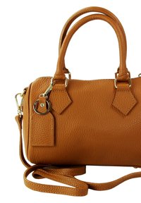 Bruine leren handtas met een geribbeld oppervlak, gouden hardware, dubbele handvatten en een afneembare schouderband. Voorzien van een label en diamanten accenten.