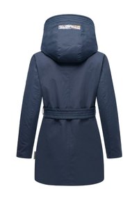 Veste imperméable bleu marine avec capuche, taille ceinturée et manches longues. Présente un design matelassé et un accent réfléchissant dans le dos.