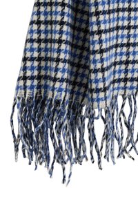 Bufanda azul y negra con patrón de pata de gallo, hecha de material suave, con bordes con flecos. Mide aproximadamente 60x12 pulgadas.