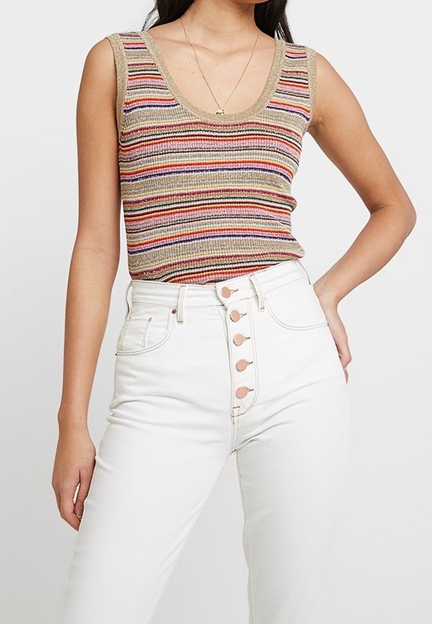 Stickad linne med flerfärgade ränder, guldkant och djup u-ringning, parat med högmidjade vita jeans med knapprad.