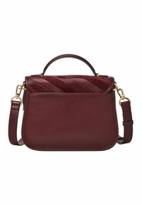Sac à main en cuir bourgogne avec une forme structurée, doté d'un rabat à motif texturé, de ferrures dorées et d'une bandoulière amovible.