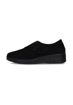 Scarpe in suede nero con punta rotonda, dotate di una fascia testurizzata nera e una suola bassa. Superficie liscia senza loghi visibili.