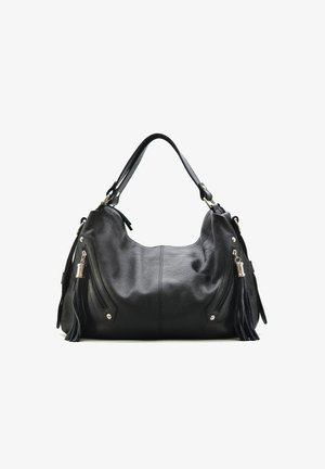 Sac à bandoulière en cuir noir avec deux poches à fermeture éclair, des pompons décoratifs et une poignée large unique sur fond blanc.