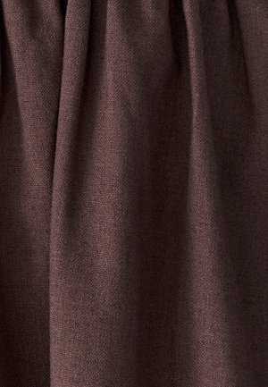 Tekstūrēta tumši brūna auduma virsma ar mīkstiem krokām un redzamu austs rakstu, radot niansētas ēnas un dziļumu.