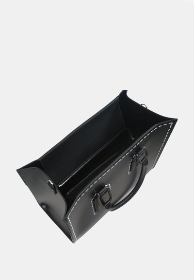 Borsa in pelle nera con cuciture bianche, apertura superiore, due scomparti interni e una tasca con zip. Doppi manici per il trasporto.