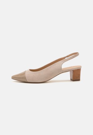 Chaussure slingback en su�ède beige avec un bout pointu et un cap en cuir verni tan brillant. Talon block court en bois. Texture lisse partout.
