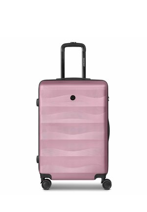 Roze harde koffer met uitschuifbare handgreep en vier zwenkwielen, met subtiele horizontale golfpatronen op het voorvlak.