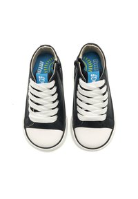 Sneakers in pelle nera con suole e lacci in gomma bianchi. Caratterizzati da una soletta blu con una grafica solare e una cerniera laterale per una facile calzata.