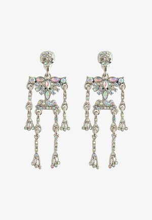 Boucles d'oreilles en argent en forme de squelette ornées de gemmes iridescentes, avec des bras et des jambes pendants sur un fond blanc.