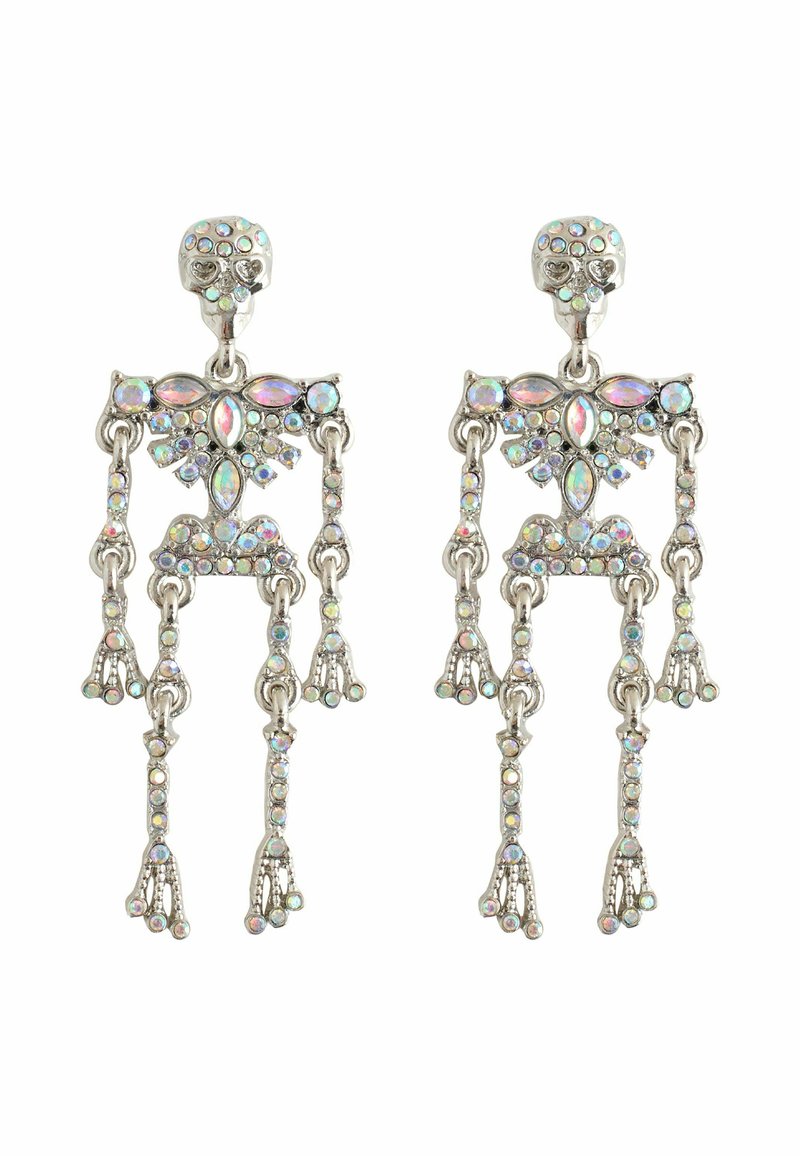 Pendientes en forma de esqueleto plateado adornados con gemas iridiscentes, con brazos y piernas colgantes sobre un fondo blanco.