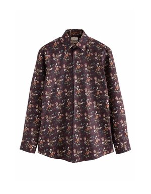 Chemise à manches longues florale de couleur bourgogne foncé, avec un petit motif floral en rose, blanc et vert. Col classique et fermeture à boutons.