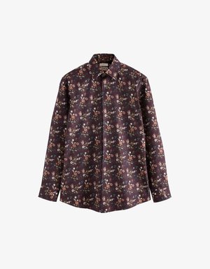 Chemise à manches longues florale de couleur bourgogne foncé, avec un petit motif floral en rose, blanc et vert. Col classique et fermeture à boutons.