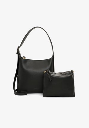 Černá kožená taška přes rameno s hladkým povrchem, která obsahuje odnímatelnou kapsu, zlaté kovové detaily a nastavitelný popruh.