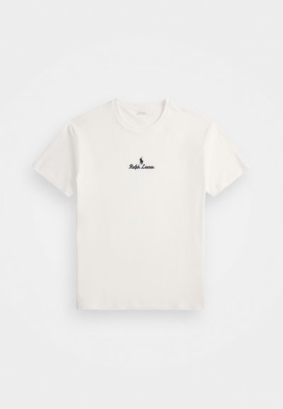 Bela bombažna majica s črnimi vezenimi logotipom igralca polo in besedilom "Ralph Lauren" na prsih. Kratke rokave, okrogla ovratnika.