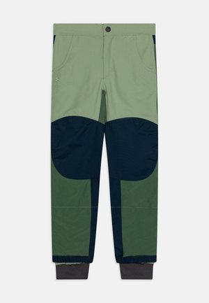 Pantaloni patchwork verde e blu realizzati in materiale resistente, dotati di chiusura con bottone, tasche e polsini elasticizzati per una vestibilità regolabile.