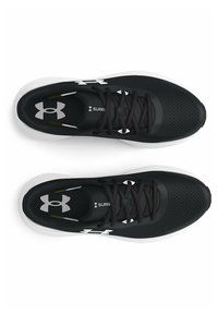 Chaussures de sport noires avec une tige en mesh respirant, des lacets noirs, des accents blancs et une semelle texturée. Présente le logo Under Armour sur la languette.