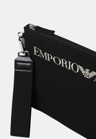 Clutch de lienzo negro con herrajes plateados, cierre de cremallera y una correa desmontable. Logo "Emporio Armani" en blanco impreso en la parte frontal.
