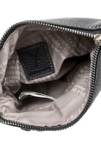 Interno di un portafoglio in pelle nera testurizzata con una fodera grigia, caratterizzato da un'etichetta con logo e una chiusura con zip. La fodera presenta un motivo di testo ripetuto.