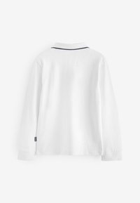 Wit poloshirt met lange mouwen en kraag, marineblauwe bies langs de rand van de kraag en een merklabel op de zijkant van de zoom. Gladde textuur.