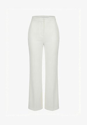 Bílé kalhoty se zvýšeným pasem, předním zipem, rovnými širokými nohavicemi a čistým, minimalistickým designem.